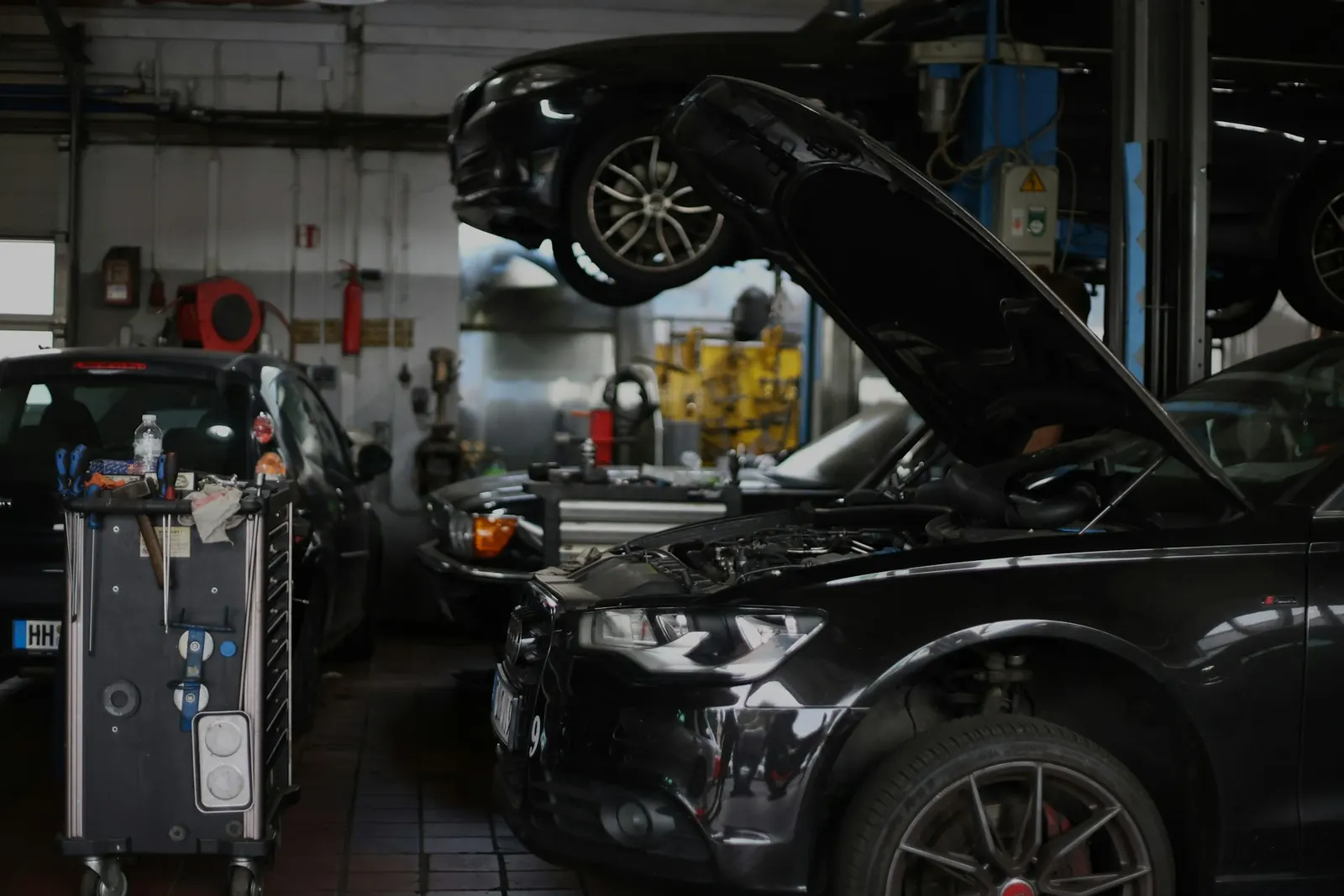 Atelier auto cu mașini în lucru